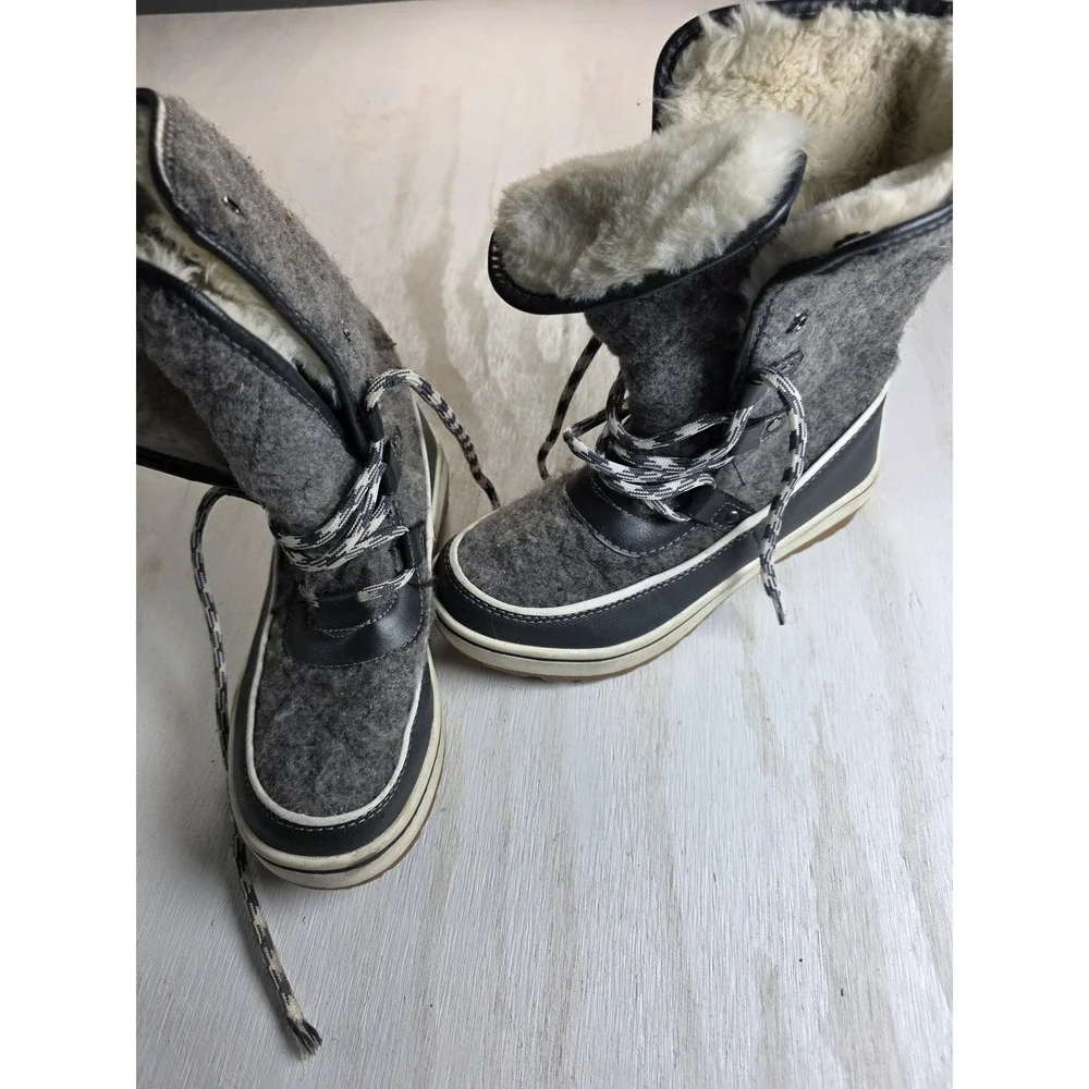 Time and Tru Womens Grey Felt Faux Fur Lined Snow Boots Size 6 Classic Academia